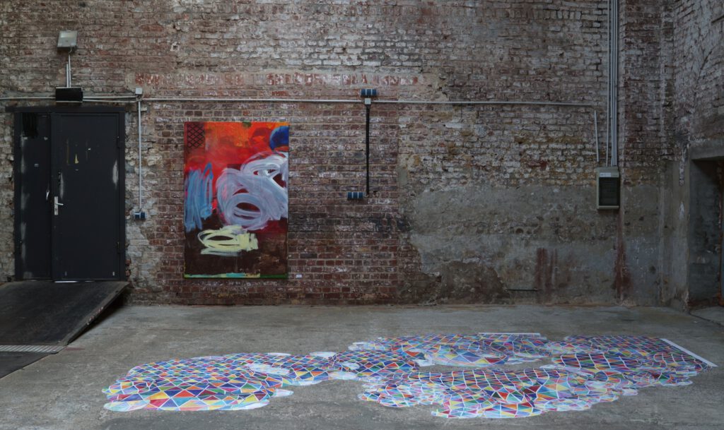 Ausstellungsansicht: "Response" | Rufffactory - Köln/Ehrenfeld | 2021 (Bodenarbeit von Friederike Graben)